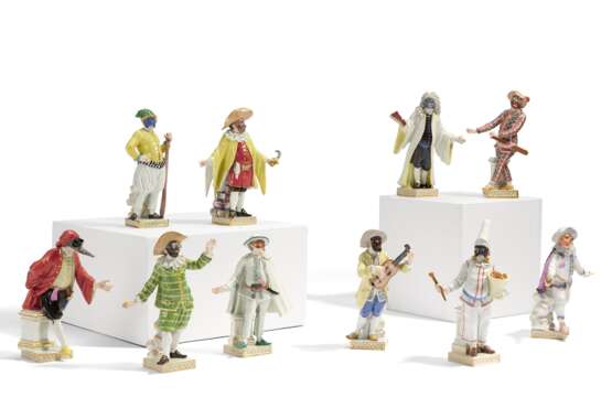 TEN LARGE PORCELAIN FIGURINES OF THE 'COMMEDIA DELL'ARTE' - фото 1