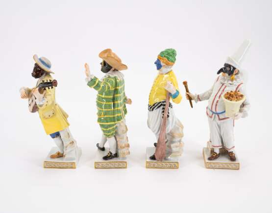 TEN LARGE PORCELAIN FIGURINES OF THE 'COMMEDIA DELL'ARTE' - photo 3
