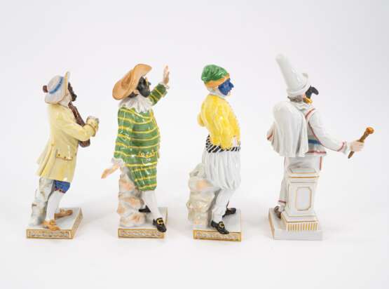 TEN LARGE PORCELAIN FIGURINES OF THE 'COMMEDIA DELL'ARTE' - photo 5