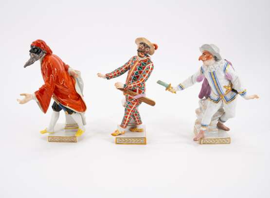 TEN LARGE PORCELAIN FIGURINES OF THE 'COMMEDIA DELL'ARTE' - фото 12