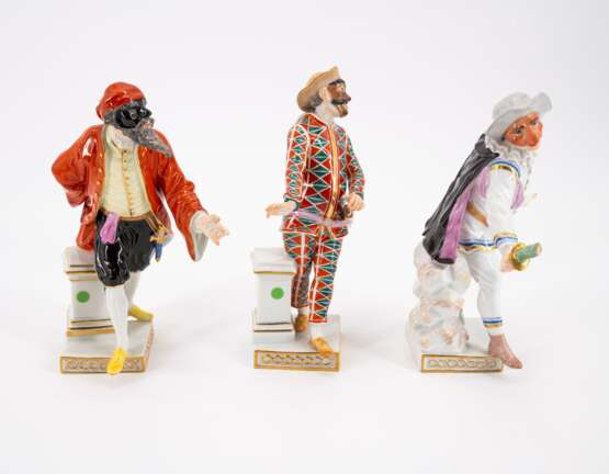 TEN LARGE PORCELAIN FIGURINES OF THE 'COMMEDIA DELL'ARTE' - фото 15
