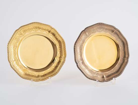 SUITE OF TWO LARGE AND THREE SMALL VERMEIL PLATES - Foto 2