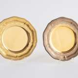 SUITE OF TWO LARGE AND THREE SMALL VERMEIL PLATES - фото 2