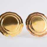 SUITE OF TWO LARGE AND THREE SMALL VERMEIL PLATES - фото 3