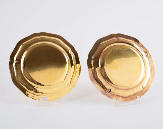 SUITE OF TWO LARGE AND THREE SMALL VERMEIL PLATES - photo 3