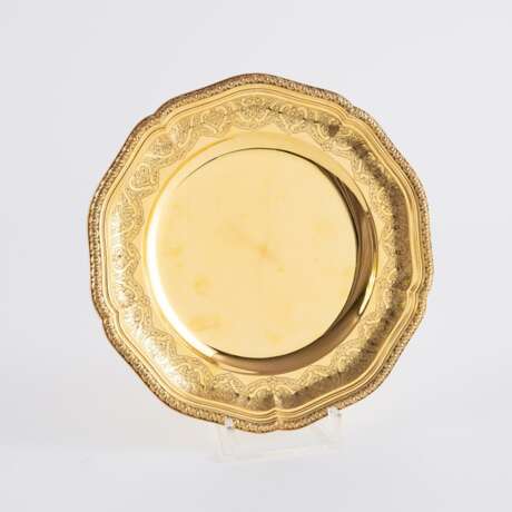 SUITE OF TWO LARGE AND THREE SMALL VERMEIL PLATES - photo 4