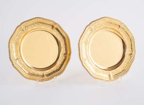 SUITE OF TWO LARGE AND THREE SMALL VERMEIL PLATES - фото 6