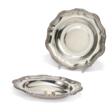 PAIR OF SILVER PLATES WITH CROSS BAND DECOR - Auktionsarchiv