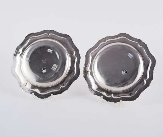PAIR OF SILVER PLATES WITH CROSS BAND DECOR - фото 2