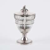 FOOTED-SILVER SUGAR VESSEL WITH MASCARONS - Foto 2