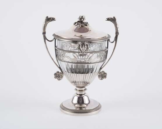 FOOTED-SILVER SUGAR VESSEL WITH MASCARONS - Foto 3