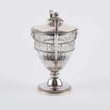 FOOTED-SILVER SUGAR VESSEL WITH MASCARONS - Foto 4