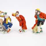 FOUR LARGE AND THREE SMALL PORCELAIN FIGURINES FROM THE COMMEDIA DELL'ARTE - Foto 2