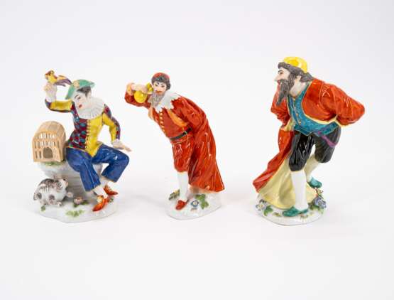 FOUR LARGE AND THREE SMALL PORCELAIN FIGURINES FROM THE COMMEDIA DELL'ARTE - Foto 2