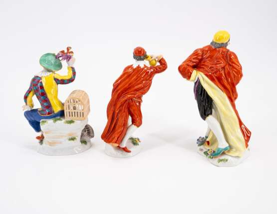 FOUR LARGE AND THREE SMALL PORCELAIN FIGURINES FROM THE COMMEDIA DELL'ARTE - Foto 3