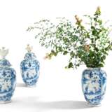 SUITE OF THREE LIDDED FAIENCE VASES WITH CHINOISERIES - Foto 1