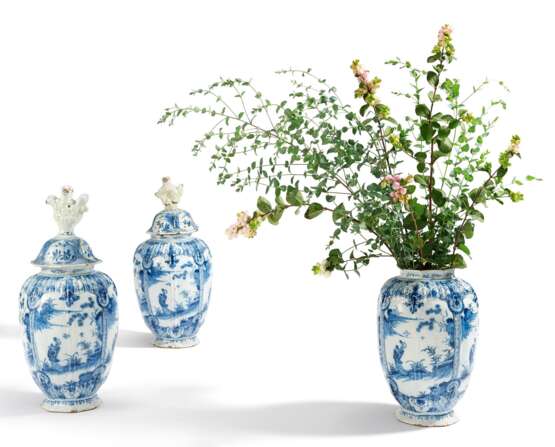 SUITE OF THREE LIDDED FAIENCE VASES WITH CHINOISERIES - photo 1