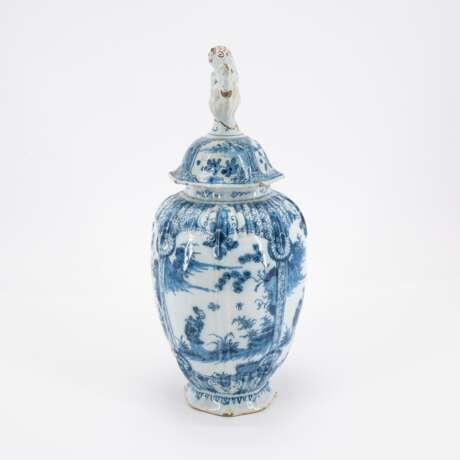 SUITE OF THREE LIDDED FAIENCE VASES WITH CHINOISERIES - Foto 2