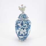 SUITE OF THREE LIDDED FAIENCE VASES WITH CHINOISERIES - Foto 3