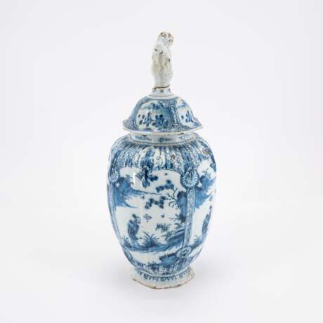 SUITE OF THREE LIDDED FAIENCE VASES WITH CHINOISERIES - Foto 4