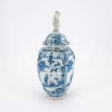 SUITE OF THREE LIDDED FAIENCE VASES WITH CHINOISERIES - photo 4