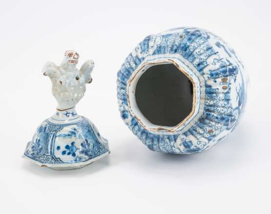 SUITE OF THREE LIDDED FAIENCE VASES WITH CHINOISERIES - Foto 5