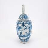 SUITE OF THREE LIDDED FAIENCE VASES WITH CHINOISERIES - Foto 7