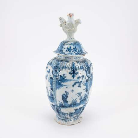 SUITE OF THREE LIDDED FAIENCE VASES WITH CHINOISERIES - photo 8