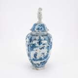 SUITE OF THREE LIDDED FAIENCE VASES WITH CHINOISERIES - photo 9