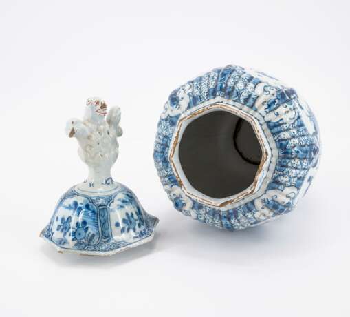 SUITE OF THREE LIDDED FAIENCE VASES WITH CHINOISERIES - Foto 10