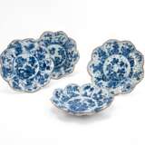 SUITE OF FOUR BLUE-WHITE PLATE WITH FLOWER-SHAPED RIM - фото 1
