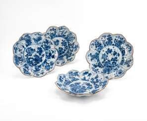 SUITE OF FOUR BLUE-WHITE PLATE WITH FLOWER-SHAPED RIM