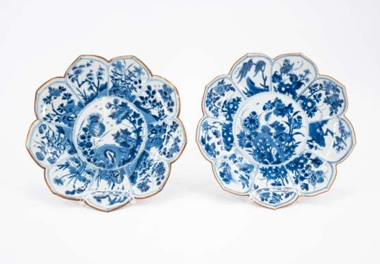 SUITE OF FOUR BLUE-WHITE PLATE WITH FLOWER-SHAPED RIM - photo 2