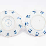 SUITE OF FOUR BLUE-WHITE PLATE WITH FLOWER-SHAPED RIM - фото 3