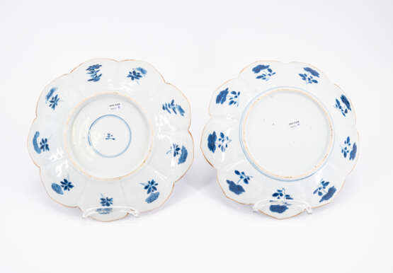 SUITE OF FOUR BLUE-WHITE PLATE WITH FLOWER-SHAPED RIM - photo 3