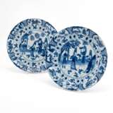 PAIR BLUE-WHITE BOWLS WITH LADIES AS ALLEGORY OF THE SMELL - Foto 1