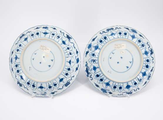 PAIR BLUE-WHITE BOWLS WITH LADIES AS ALLEGORY OF THE SMELL - Foto 2