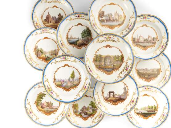 NINE PLATES AND THREE BOWLS FROM THE 'STADHOUDER SERVICE' FOR WILLEM V - photo 1