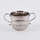 SILVER WILLIAM & MARY MUG WITH DOUBLE HANDLE, SO-CALLED PORRINGER - Foto 3