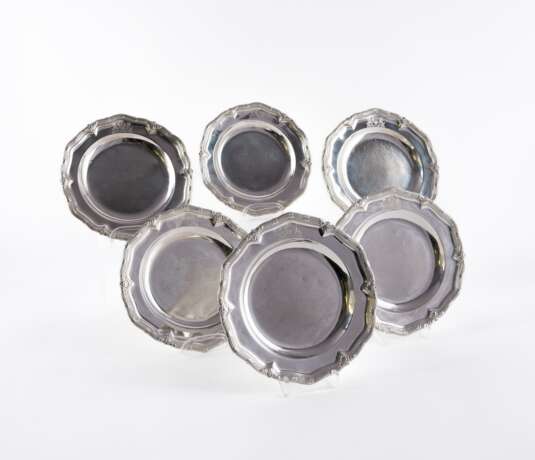 SUITE OF TWELVE GEORGE II SILVER PLATES WITH CREST RICHARD HELY-HUTCHINSON, 1ST EARL OF DONOUGHMORE (1756-1825) - Foto 1