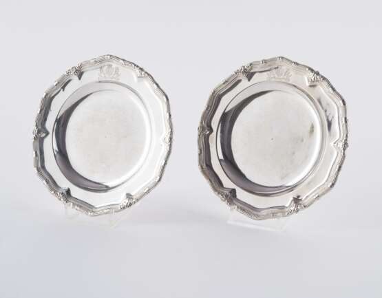 SUITE OF TWELVE GEORGE II SILVER PLATES WITH CREST RICHARD HELY-HUTCHINSON, 1ST EARL OF DONOUGHMORE (1756-1825) - Foto 2