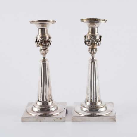 PAIR OF SILVER CANDLESTICKS WITH FLUTED SHAFT AND FESTOONS - фото 2