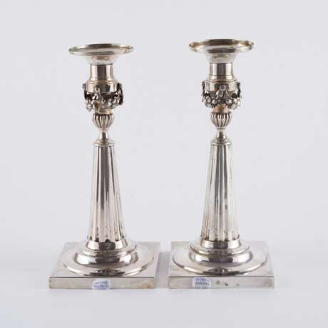 PAIR OF SILVER CANDLESTICKS WITH FLUTED SHAFT AND FESTOONS - Foto 3