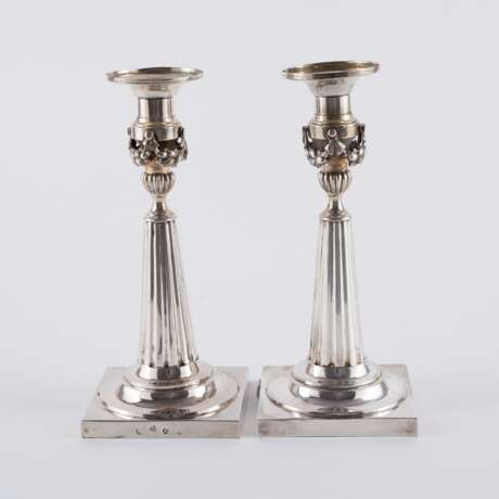 PAIR OF SILVER CANDLESTICKS WITH FLUTED SHAFT AND FESTOONS - Foto 4