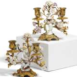 PAIR OF GILT BRONZE CANDELABRAS WITH TENDRIL BRANCHES AND PORCELAIN MUSICIANS - Foto 1