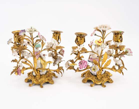 PAIR OF GILT BRONZE CANDELABRAS WITH TENDRIL BRANCHES AND PORCELAIN MUSICIANS - Foto 3