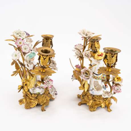 PAIR OF GILT BRONZE CANDELABRAS WITH TENDRIL BRANCHES AND PORCELAIN MUSICIANS - Foto 4