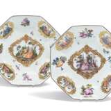 PAIR OF OCTOGONAL PORCELAIN PLATES WITH WATTEAU SCENES AND FLOWER PAINTINGS - фото 1