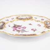 LARGE OVAL PORCELAIN PLATTER WITH WATTEAU SCENE AND FLOWER PAINTING - Foto 2