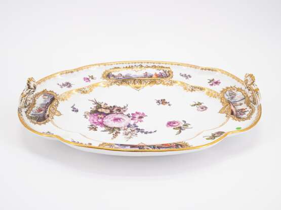 LARGE OVAL PORCELAIN PLATTER WITH WATTEAU SCENE AND FLOWER PAINTING - Foto 2